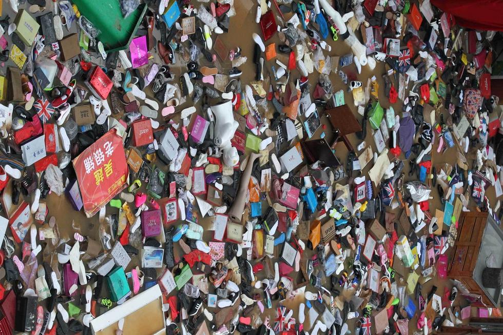 河南新乡暴雨袭击后内涝严重 超市货品水上漂(图)