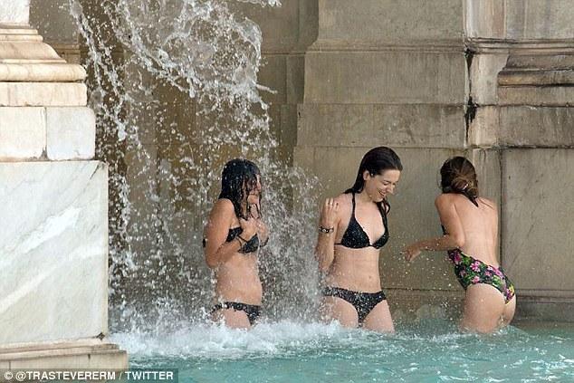 罗马女游客在400年喷泉古迹中穿比基尼戏水引众怒【组图】