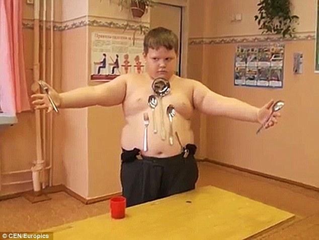 土耳其9岁男童成“小万磁王”自称身体能吸附金属