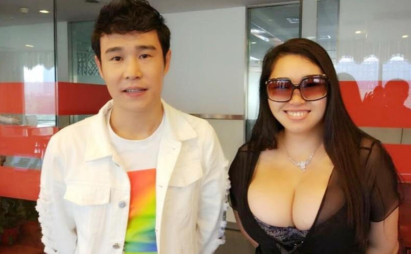 实力尴尬!小沈阳与女粉丝合影 对方大胸抢镜