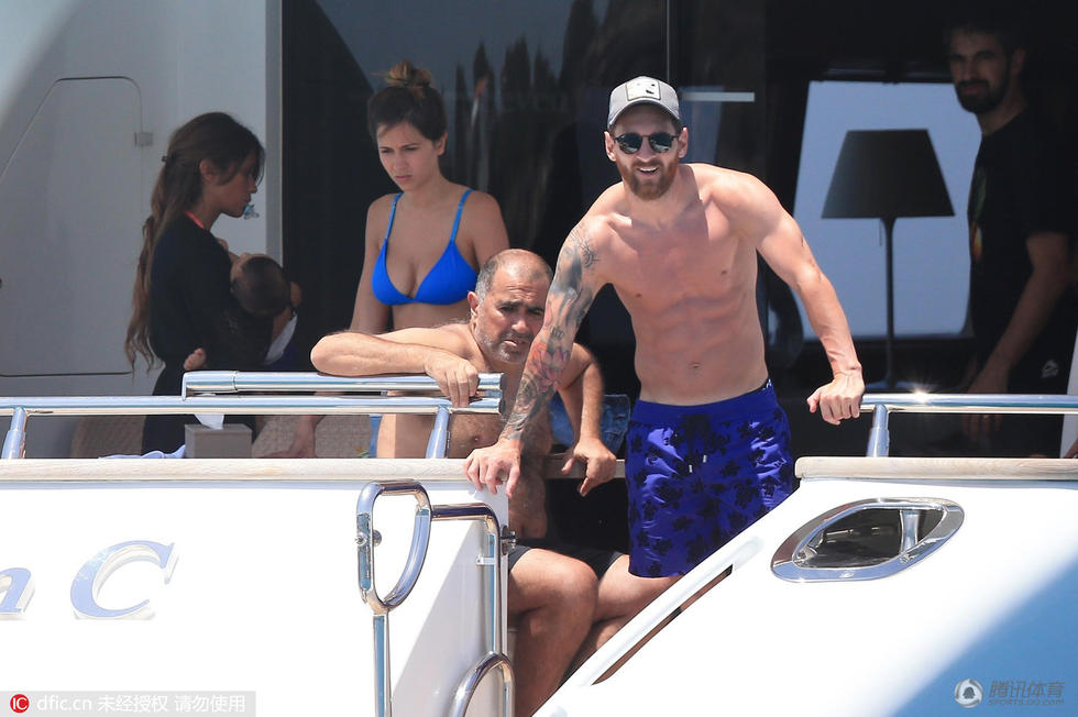 梅西携家人西班牙度假 女友性感爱子超萌(组图)