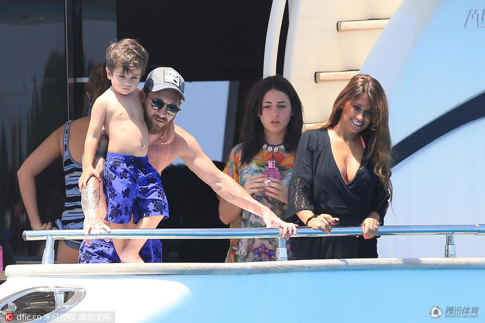 梅西携家人西班牙度假 女友性感爱子超萌(组图)