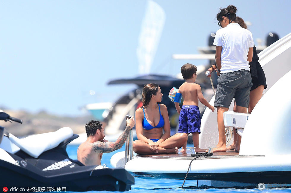 梅西携家人西班牙度假 女友性感爱子超萌(组图)