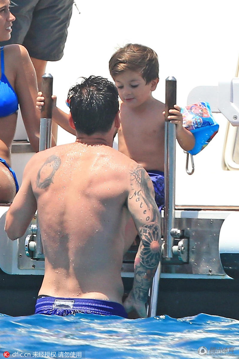 梅西携家人西班牙度假 女友性感爱子超萌(组图)