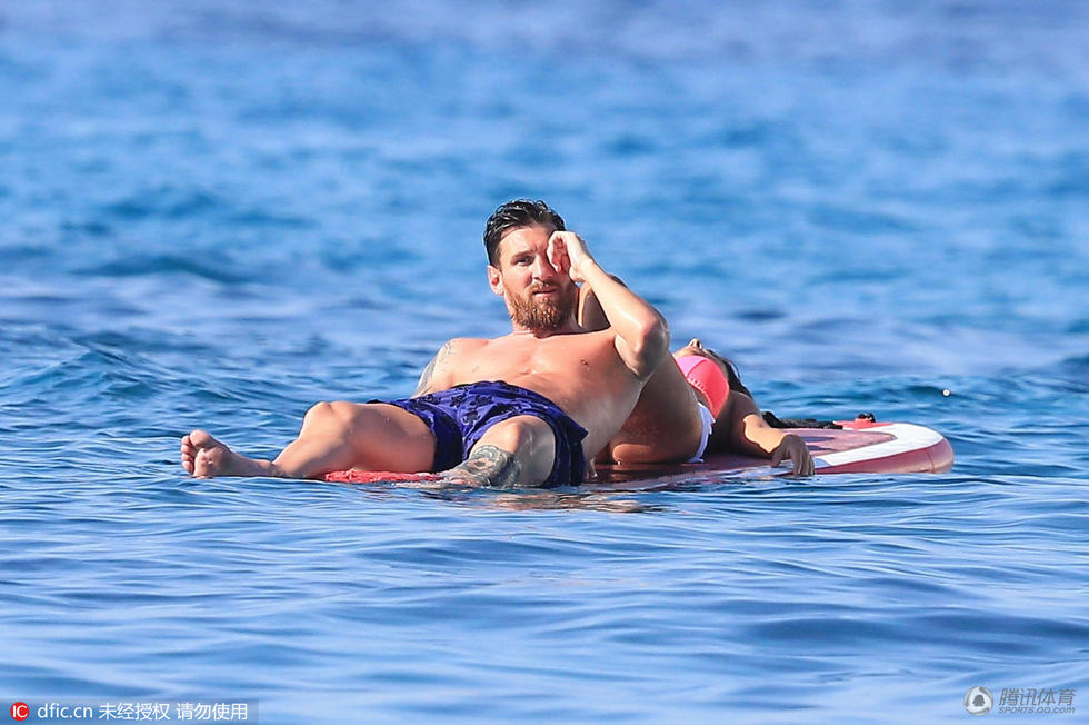 梅西携家人西班牙度假 女友性感爱子超萌(组图)