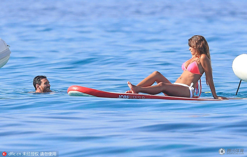 梅西携家人西班牙度假 女友性感爱子超萌(组图)