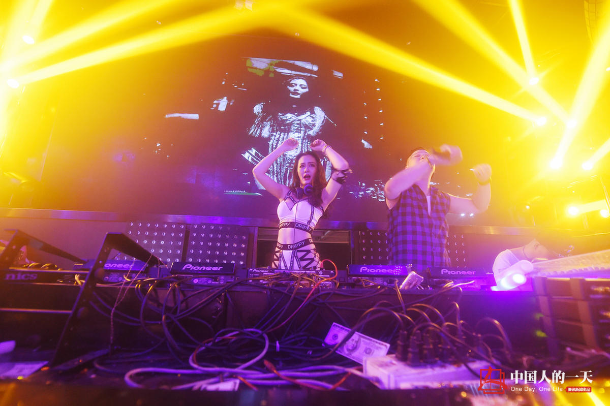 韩国著名女 DJ SURA 夜店现场戳碟狂嗨一首韩国顶级音乐_哔哩哔哩 (゜-゜)つロ 干杯~-bilibili