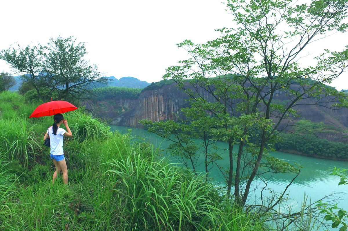 湖南郴州飞天山现千年悬棺 离水面近百米(组图)