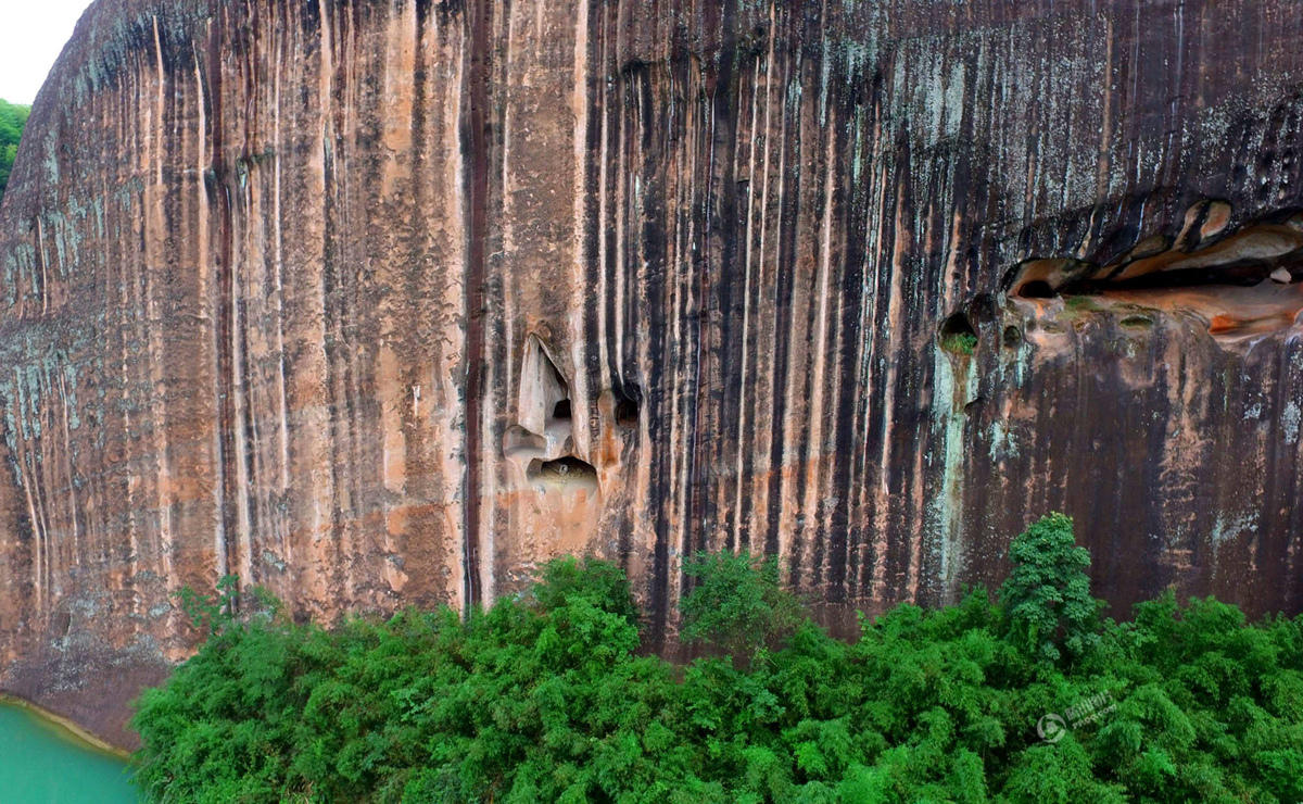 湖南郴州飞天山现千年悬棺 离水面近百米(组图)