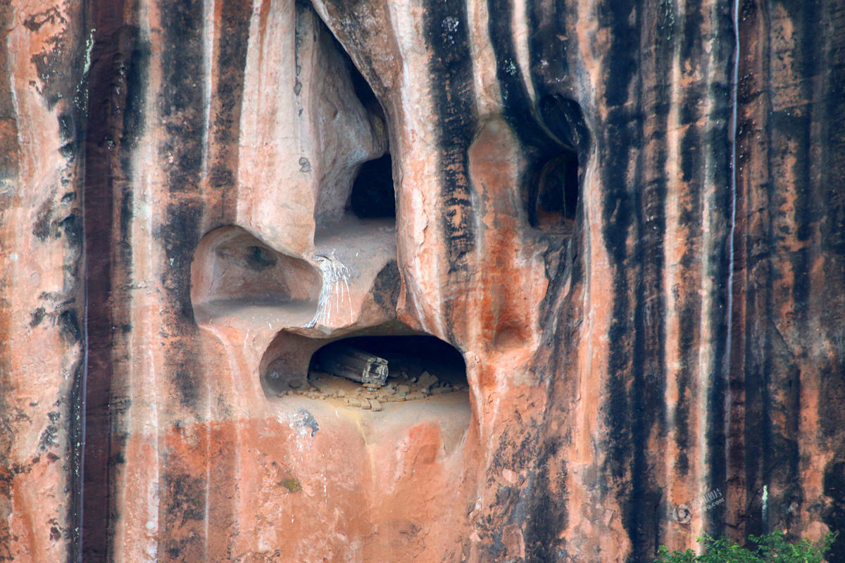 湖南郴州飞天山现千年悬棺 离水面近百米(组图)