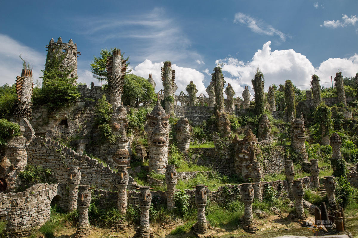 艺术家隐居20年 在贵州山谷建300亩奇幻城堡(图)