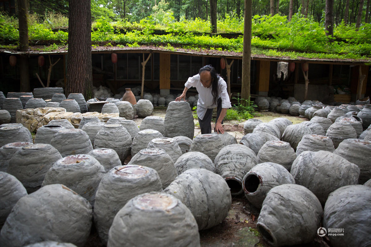 艺术家隐居20年 在贵州山谷建300亩奇幻城堡(图)