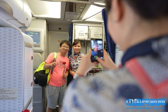 她当了31年空姐 昨天是她的最后一个航班(高清图)