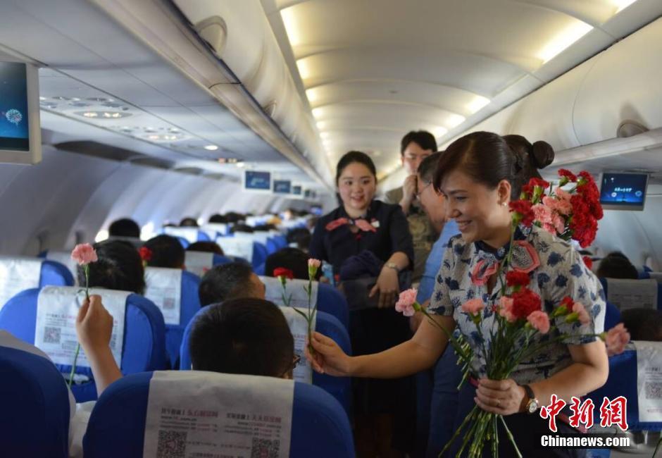 她当了31年空姐 昨天是她的最后一个航班(高清图)