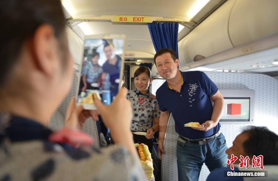 她当了31年空姐 昨天是她的最后一个航班(高清图)