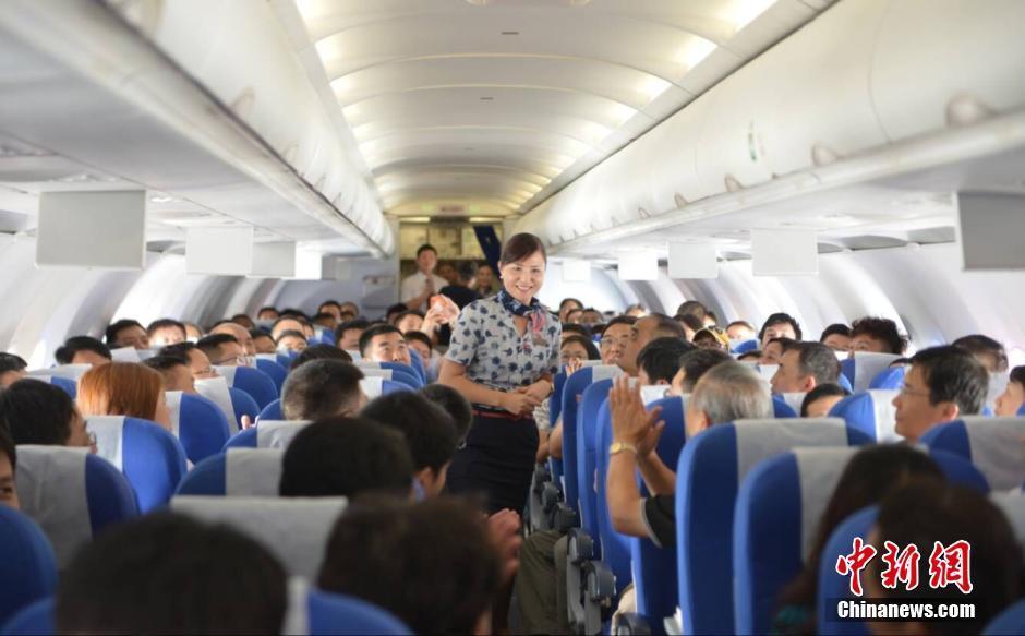 她当了31年空姐 昨天是她的最后一个航班(高清图)