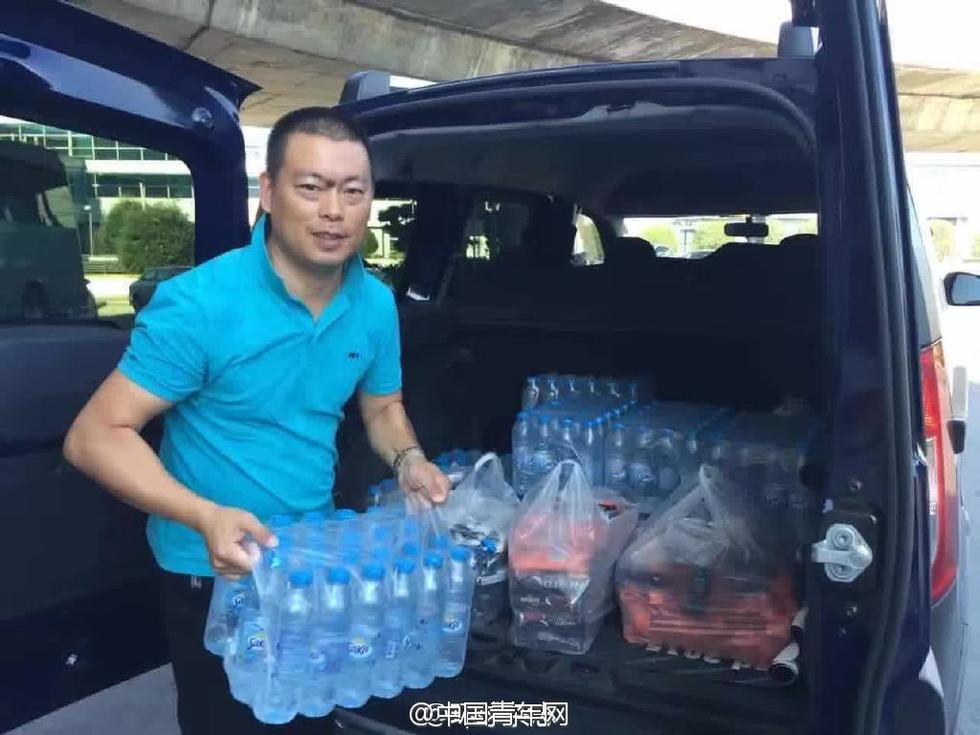 中国驻伊领馆人员为滞留机场的中国游客送来食物