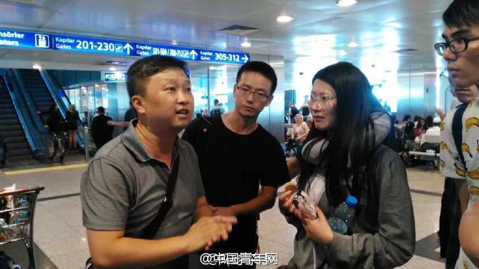 中国驻伊领馆人员为滞留机场的中国游客送来食物