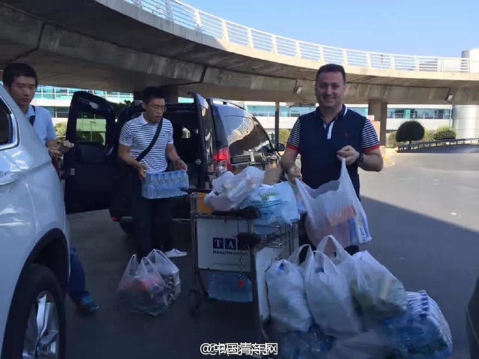 中国驻伊领馆人员为滞留机场的中国游客送来食物