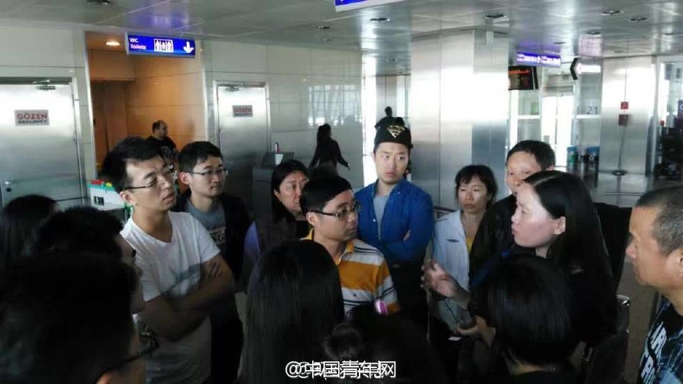 中国驻伊领馆人员为滞留机场的中国游客送来食物