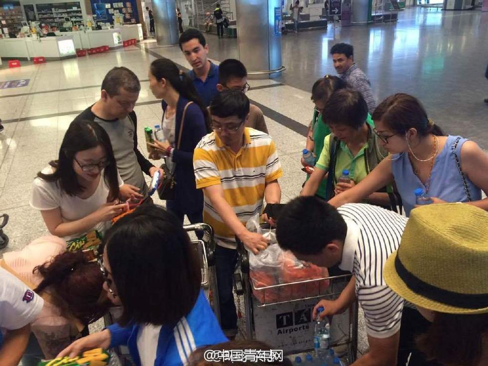 中国驻伊领馆人员为滞留机场的中国游客送来食物