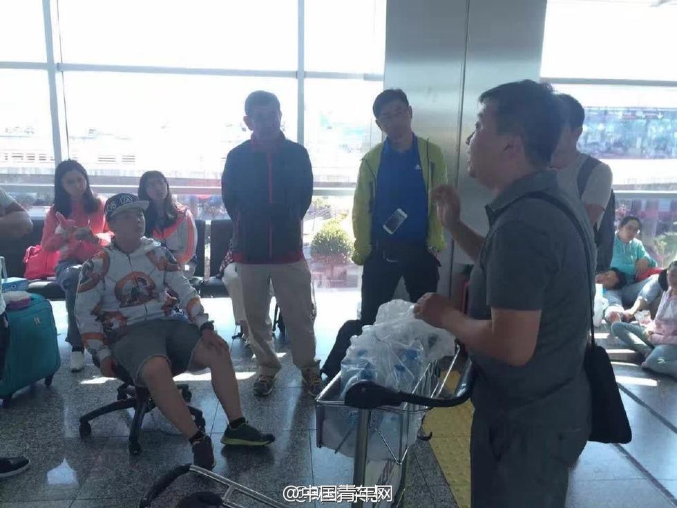 中国驻伊领馆人员为滞留机场的中国游客送来食物