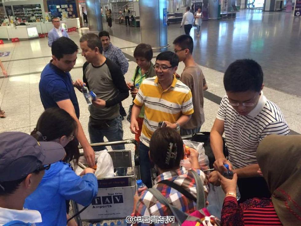 中国驻伊领馆人员为滞留机场的中国游客送来食物