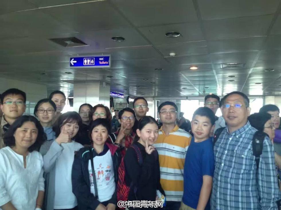 中国驻伊领馆人员为滞留机场的中国游客送来食物