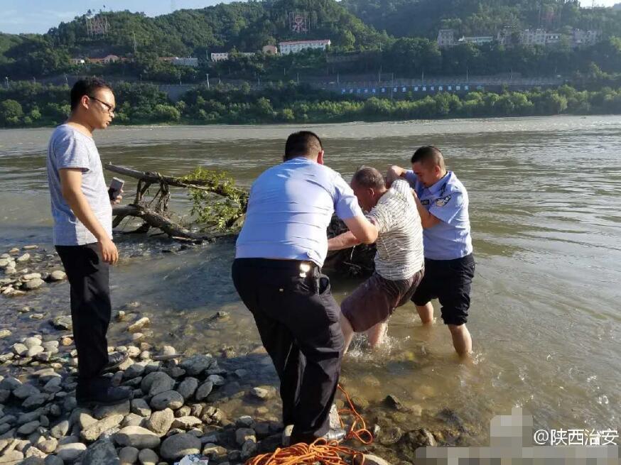 老人钓鱼时鞋子掉水里 伸手捡鞋时不慎落水