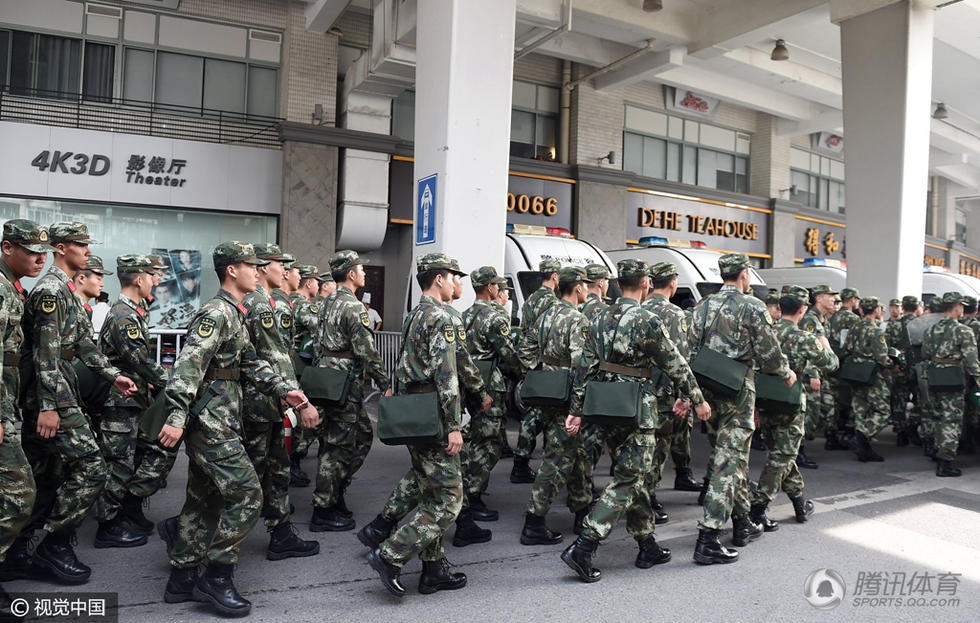 高清:上海德比安保再升级 武警部队严阵以待