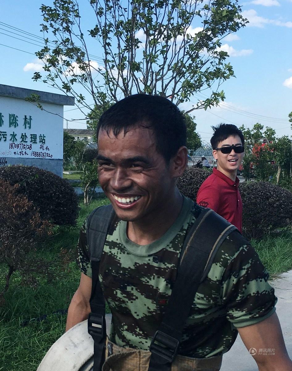 『最美笑容』1天处置6场火灾后 消防员黑脸露