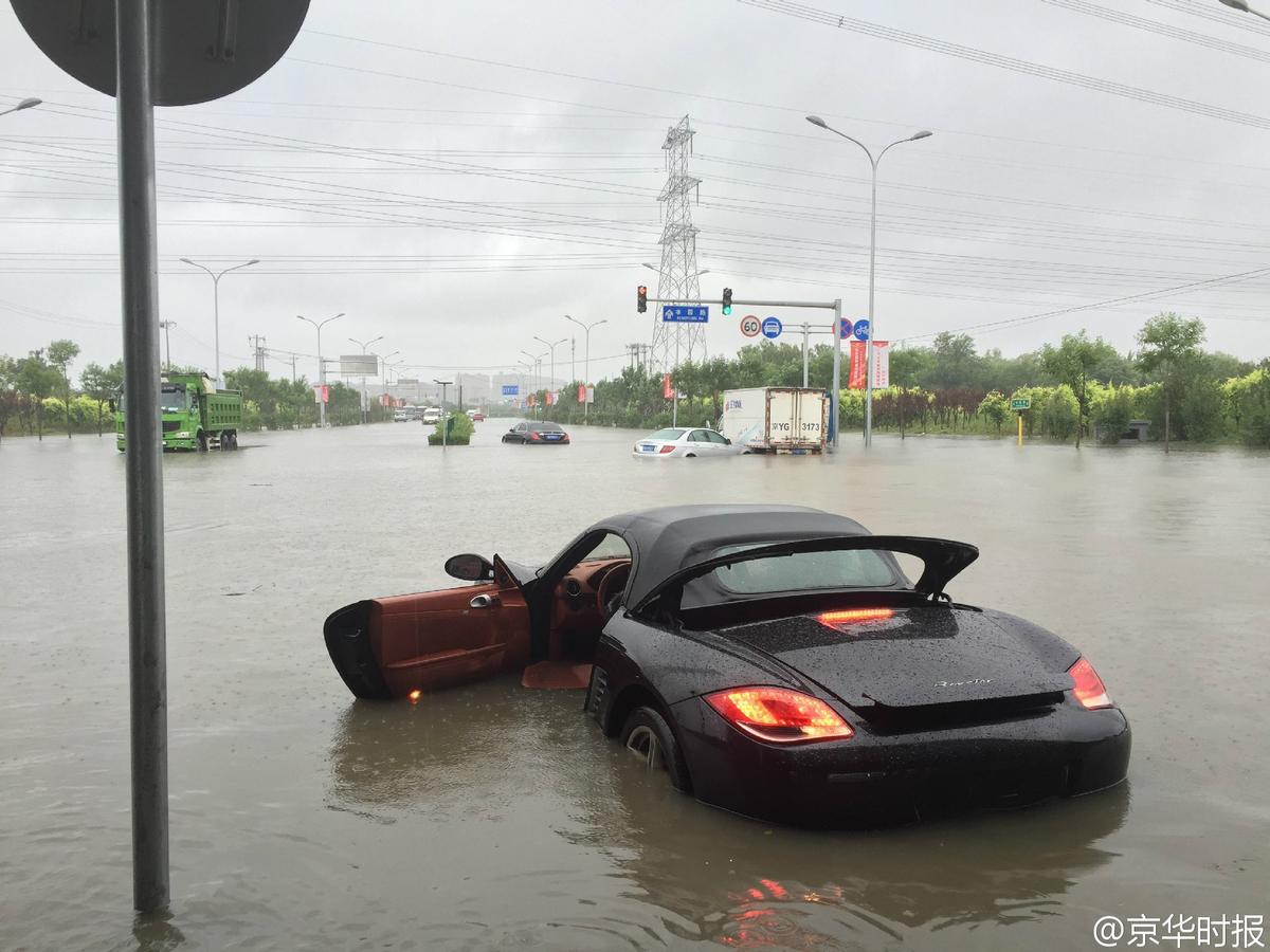 北京遭遇暴雨袭击城区多处积水严重