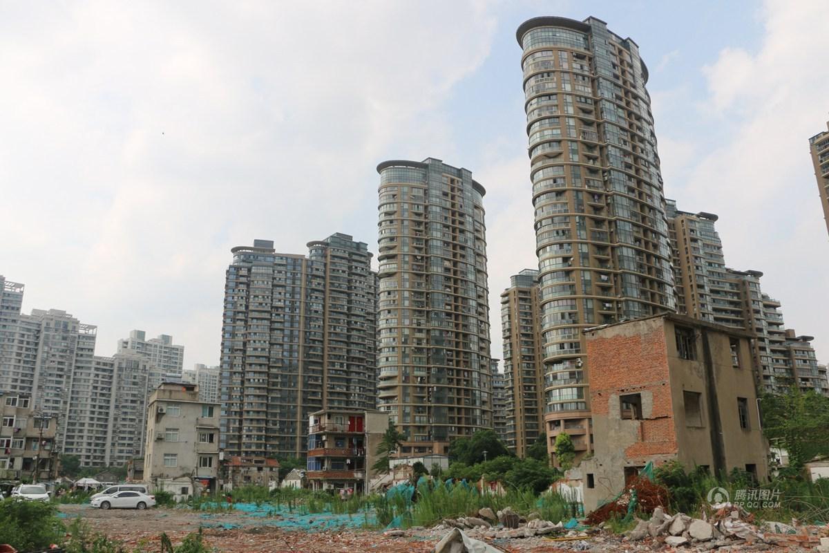 上海闹市区留十余钉子户 周边房价高达8万