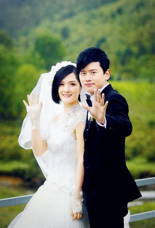 谢娜结婚穿的蓝色婚纱_张杰和谢娜结婚穿粉色婚纱了吗(2)