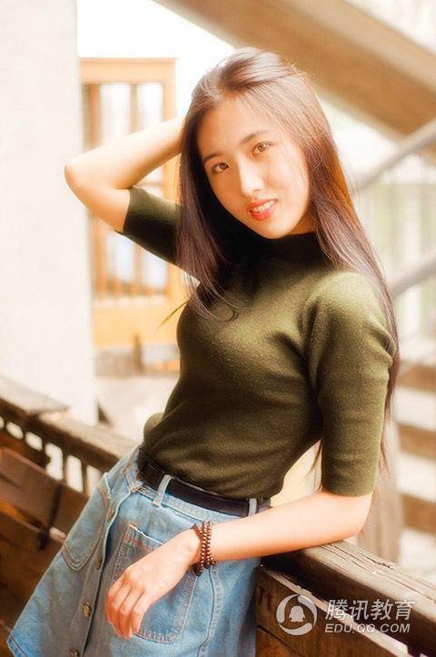 组图:西南交大女生被赞气质女神 美背吸睛