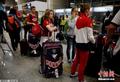 组图：俄奥运代表团抵达里约 神色疲惫取行李