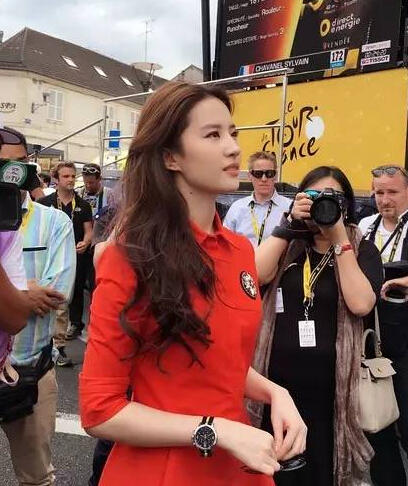 刘亦菲得罪修图师?ps照成网红脸还没抓拍美