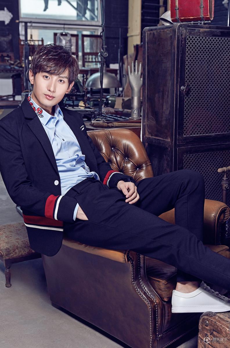 1/6 腾讯娱乐讯 演员成毅近期为某杂志拍摄了一组充满张力的角色大片