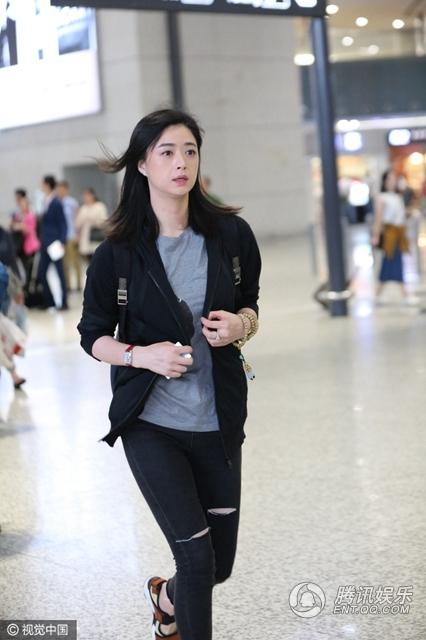 蒋欣一路小跑赶飞机 被路人追拍面带笑容
