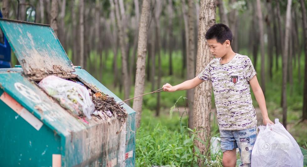 河南南阳12岁少年高温天街头拾荒救后妈