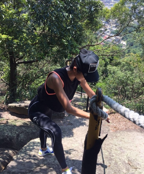 曹格娇妻爬山累瘫在石头上演绎身体被掏空图