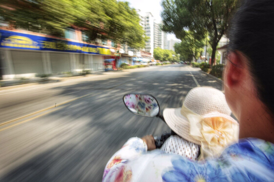 无锡发布高温橙色预警 女孩高温天里陪妈妈扫