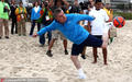 高清：巴赫玩沙滩足球 大秀脚法奥运气氛渐浓