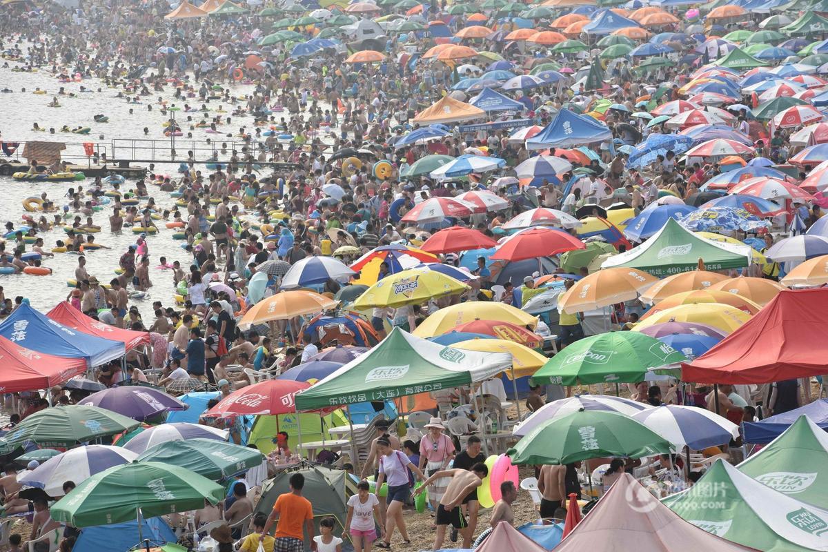 暑热高温 大连海滨浴场人挤人似“煮饺子” (图)