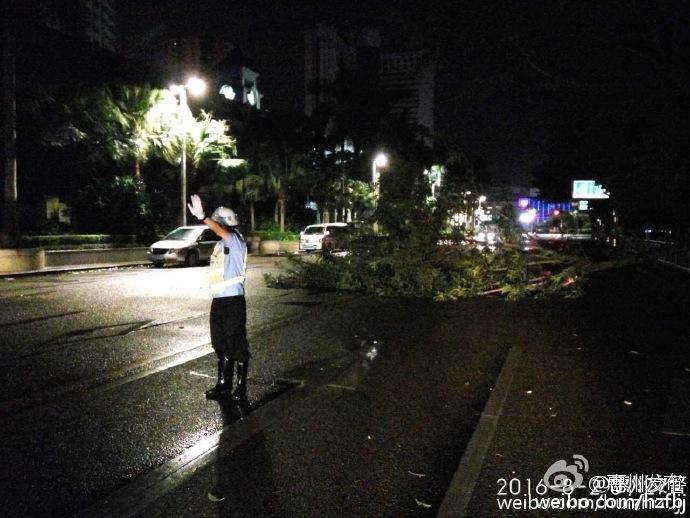 台风来袭 深圳机场140班进出港航班被取消(组图)