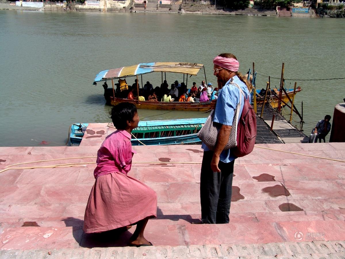 大利人在印度养7个别人家小孩 生活似苦行僧