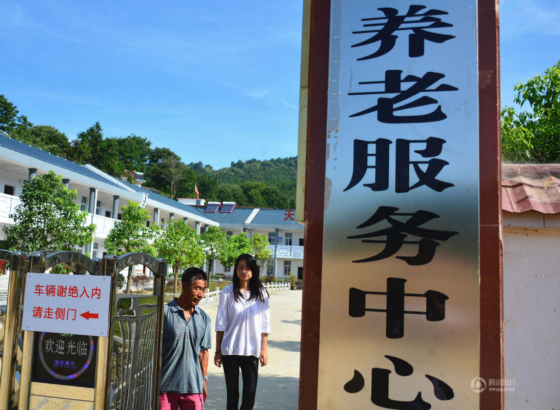 老汉卖柴18年养大弃婴 女儿考上大学不舍离别