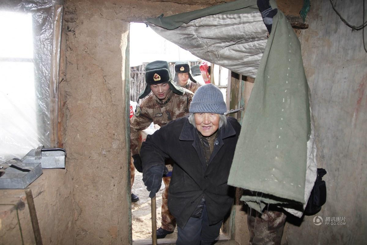 2013年2月12日,黑龙江黑河,刘凤兰老人把她的"兵孩子们"迎进家中.