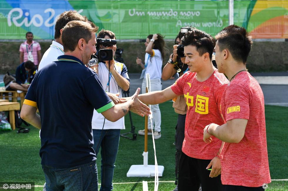 组图:刘洋林超攀与国际友人过招网式足球