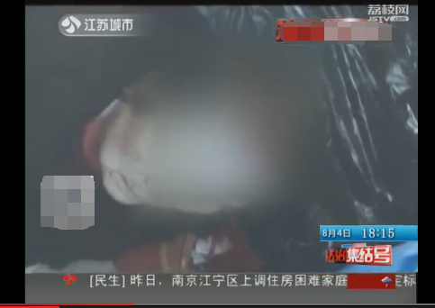 偏激男子迷恋警匪剧突然发狂 街头猛砸老人